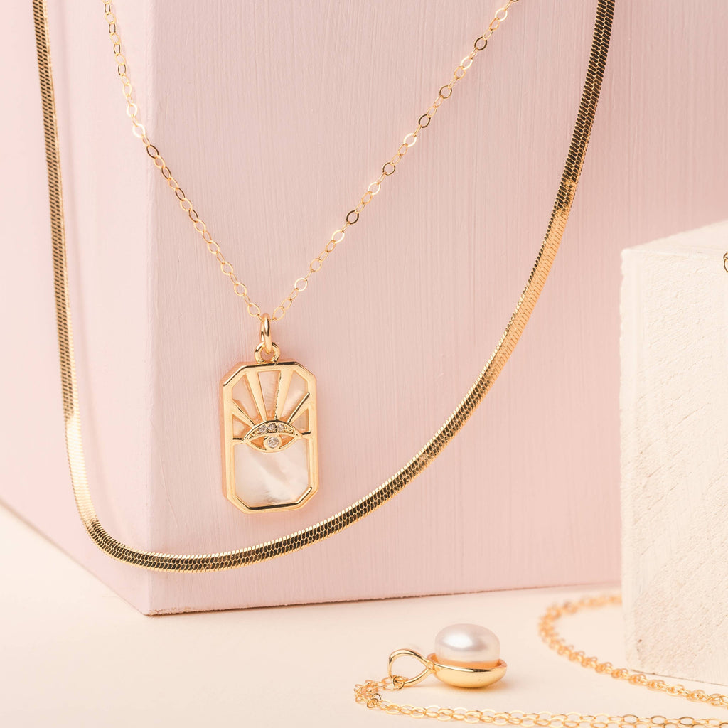 This herringbone chain will be the perfect finishing touch to any look you pair it with. It will ensure that you feel polished and put together, no matter the occasion. The sleek and sinuous design of this gold chain necklace makes it ideal for everyday use.