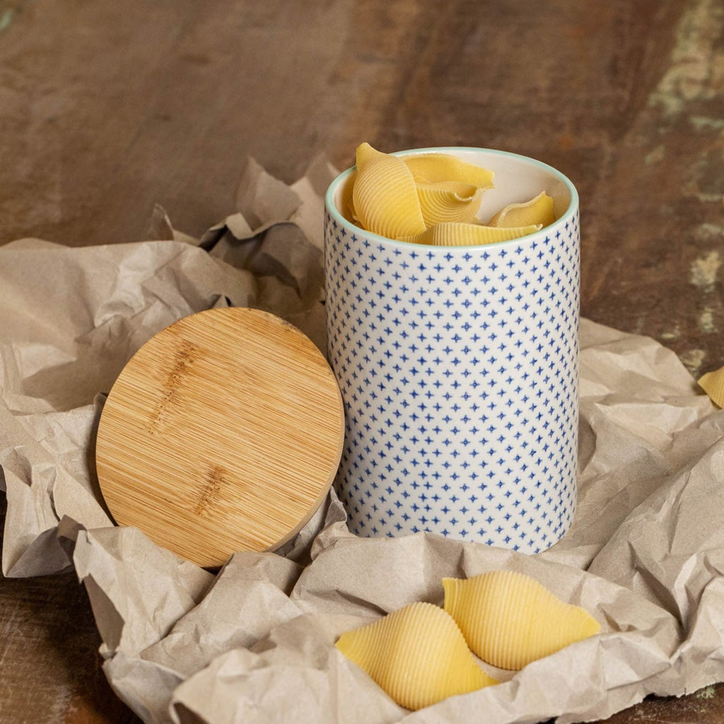 This stoneware storage tin impresses with a great hand-stamped and playful print. The tin is not only an eye-catcher, but also practical. Thanks to the bamboo lid with silicone seal, you can also protectively store food. Removable lid with rubber seal. Microwave and dishwasher safe without lid.