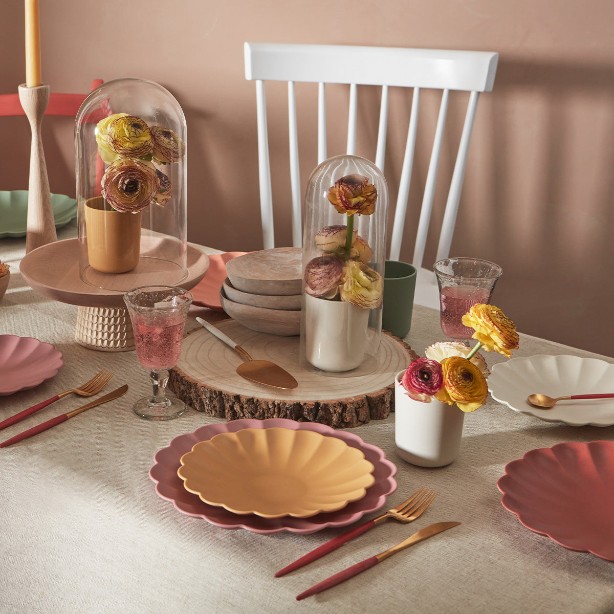 Made using naturally renewable bamboo, these small plates are reusable, durable and dishwasher safe - bringing endless style to your party repertoire in a range of earthy on-trend colors. Dusky Pink
