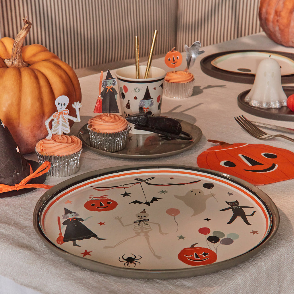 It's Halloween and time to celebrate! Our Halloween vintage-look plates, featuring happy Halloween icons and an on-trend bow design, will definitely thrill your party guests. These boo-tiful paper plates will add real wow-factor to your party table.