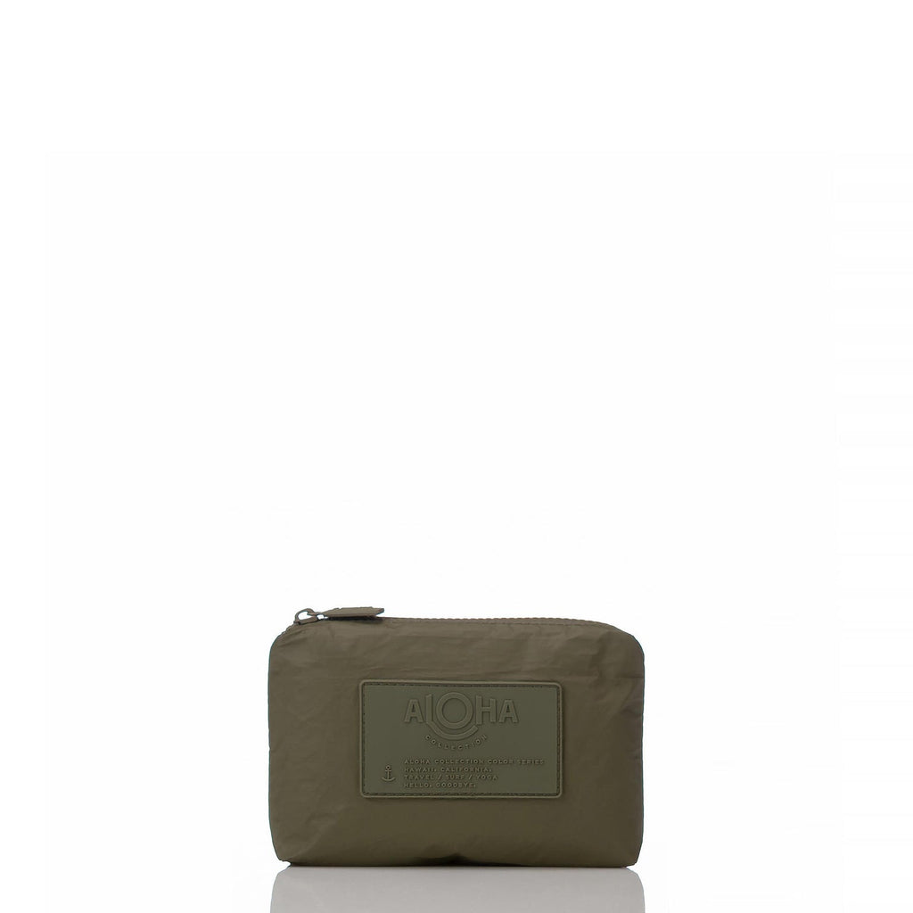 Meet the Mini pouch in Olive. Don't let its small size fool you—this pouch can be used in a million ways to keep life's little moments organized. Traveling by air? Curate your own inflight kit to keep essentials like a sleep mask, earplugs, face serum, and sanitizer spray in one convenient place. Put it to use as a coin purse or small wallet to store keys, credit cards, cash, and IDs to keep your bags clutter-free.