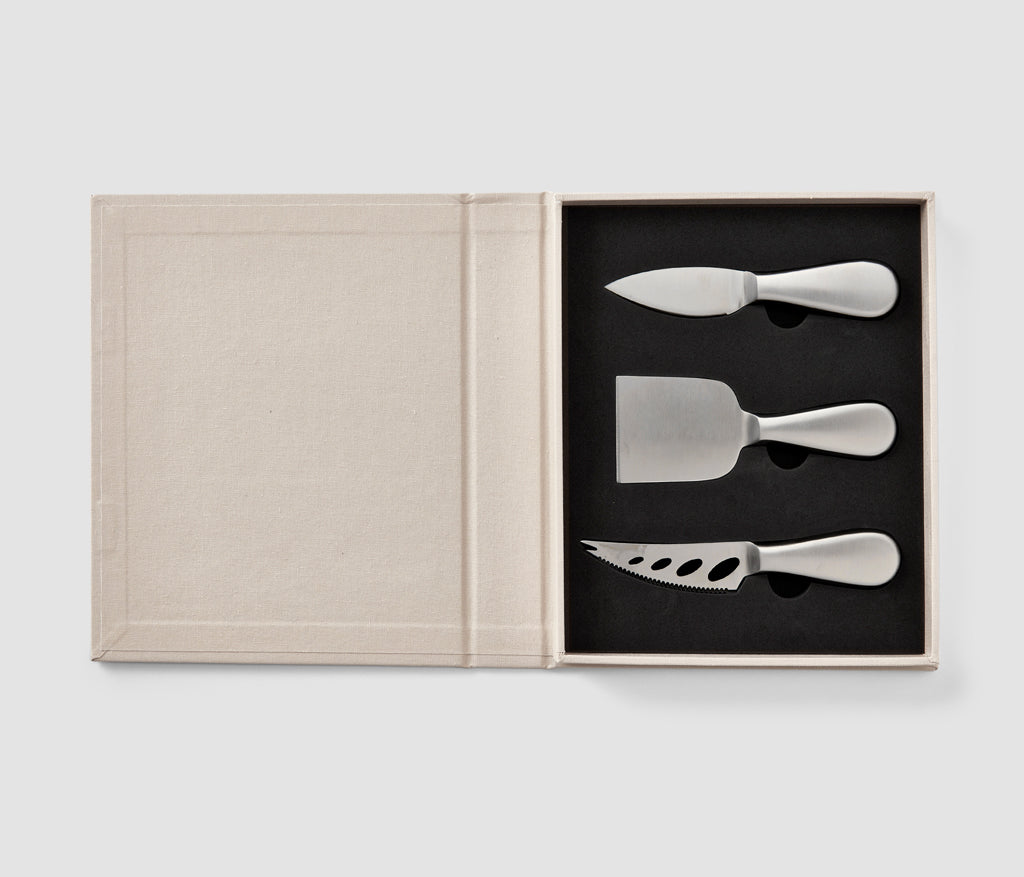 Introducing the essential kit for your cheese board - a refined toolbox in an elegant book-like box. Inside, you'll find three knives tailored to your favorite cheese varieties. From soft Brie to crumbly Blue Cheese and robust Parmesan, we've got you covered.