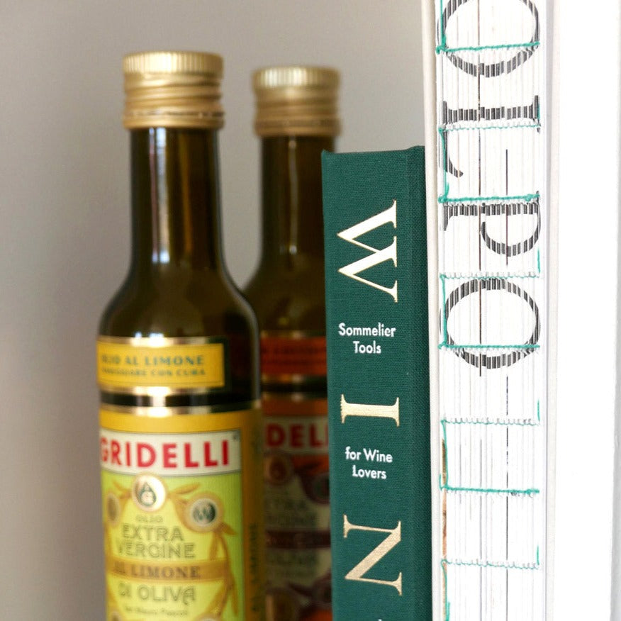 Discover the essential kit for perfecting your wine experience - a refined toolbox in an elegant book-like box. Inside, you'll find an opener, stopper, pourer, and collar, each serving as essential tools in wine appreciation.