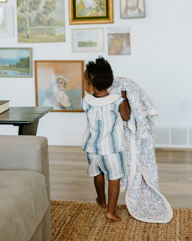 Little Unicorns classic quilt — supersized! Made for nap time, playtime or anytime. Featuring four breathable layers that get softer with every wash, this versatile throw-sized quilt is an everyday essential.      Materials  100% cotton muslin.