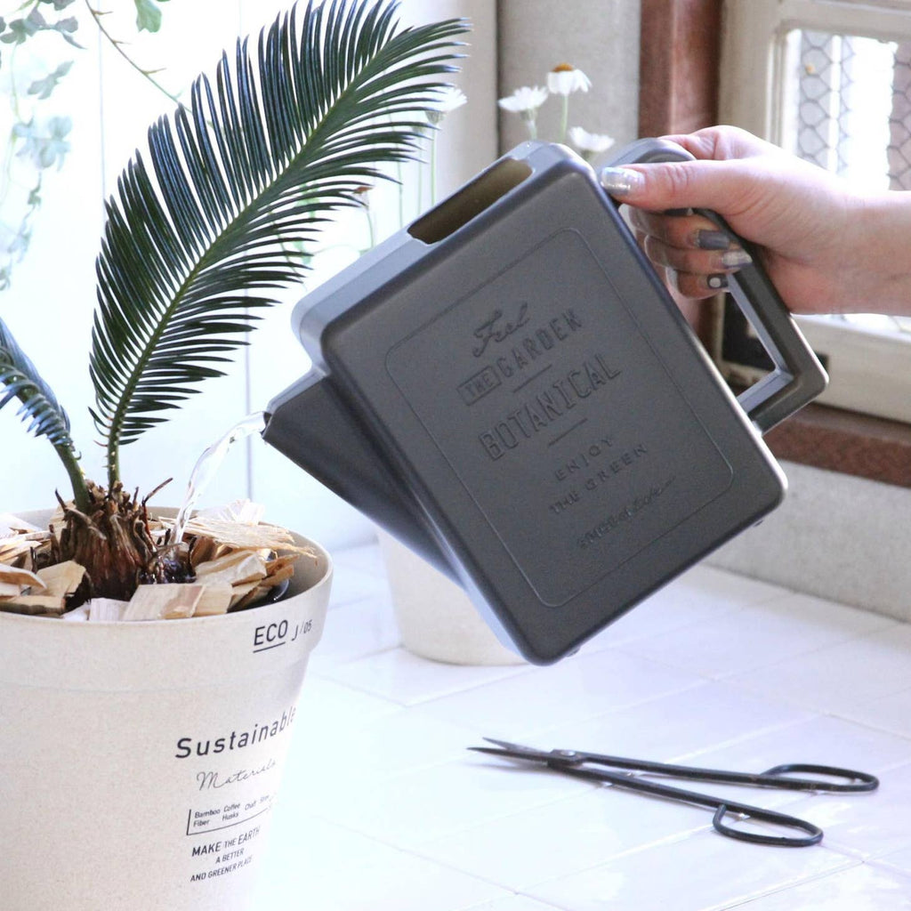 Clever in shape, this is not your typical watering can! The lightweight Hook Watering Can is perfect for watering indoor/outdoor plants and flowers. Ideal for small spaces, the narrow/thin profile offers a small footprint for easy storage. When not in use, simply hook on an outdoor faucet or railing. Dark grey.