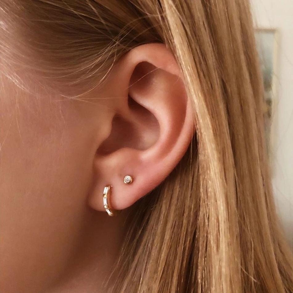 The Orion's Belt Huggies is the namesake of an asterism in the constellation Orion. Made of three bright stars Alnitak, Alnilam and Mintaka, Orion's Belt is perfectly embodied in these huggie hoops encursted with three bright crystals.
925 sterling silver with gold plating
extra layer of tarnish resistance
10mm

Curated by Mineral and Matter