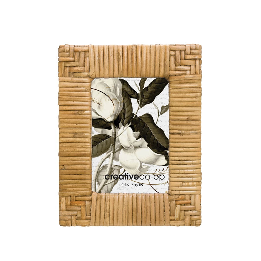 Show off family and friends in this beautiful rattan photo frame. Ideal for the tropical decor, fill with fun memories with family and friends enjoying days in the sun. It would also be an excellent accent to a tranquil image of scenery.
