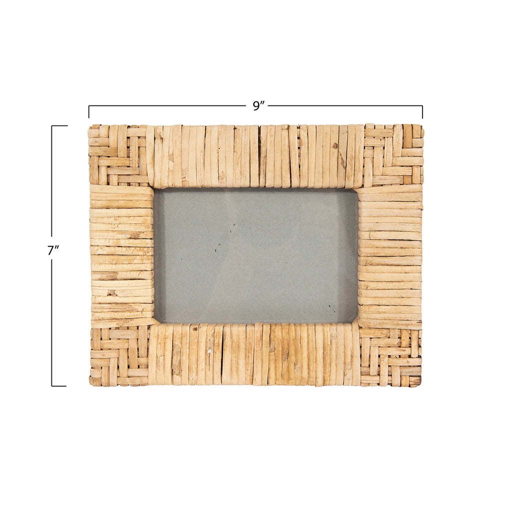 Show off family and friends in this beautiful rattan photo frame. Ideal for the tropical decor, fill with fun memories with family and friends enjoying days in the sun. It would also be an excellent accent to a tranquil image of scenery.